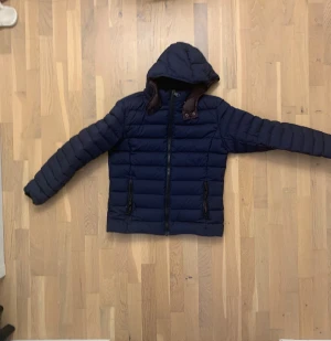 Colmar jacka - Hej! Nu säljer vi denna mörkblåa Colmar jackan som är i otroligt bra skick! Nu när det är en lite mildare vinter så blir denna jacka perfekt för att hålla lagom temperatur men den passar även inför våren. Modellen på bilden är ca 180 och den sitter perfekt. Skriv vid minsta lilla fundering, priset är ej hugget i sten!😁🤝