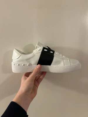 Valentino Garavani vita sneakers - Helt nya Valentino Garavani, oanvända. Bara testade på. Tillkommer ej med låda dock då skorna har legat hemma ett tag.