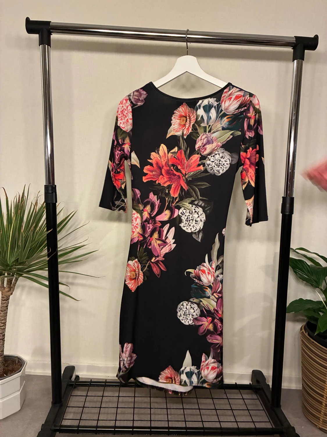Blommig svart klänning  - 1