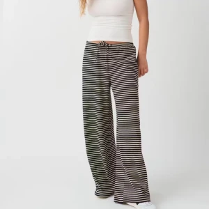 Striped soft trousers  - Randiga byxor med låg midja. Byxorna är svarta, vita och raka. De har mjuk kvalitet, knytbar dragsko i midjan och normallängd.