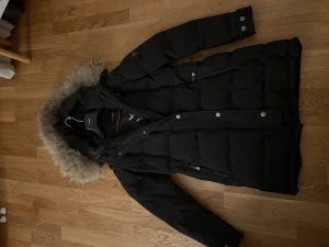 Hollies dam jacka - Hej säljer syrrans Hollies jacka, den är använd max 5 gånger helt fräsch inga tecken på användning. den passar in i många outfits och är ganska varm och fin.