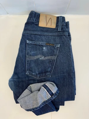 Slevedge nudie jeans  - Selvedge Nudie jeans i unik färg. Jeansen är i storlek 30:30 men har blivit upplagda till 28 inch. Bara att höra av sig till oss vid minsta funderingar😁