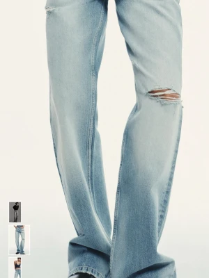 Ljusblå wide jeans med slitningar - Säljer ett par helt nya ljusblåa jeans med breda ben och slitningar på framsidan med medelhög midja. Säljer pga att jag inte orkar returnera dem då de inte passade mig! 