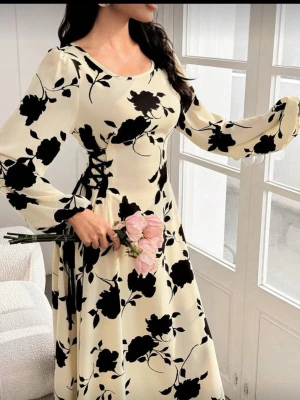 KLÄNNING - klänning i storlek S däremot lan man justera storleken genom att knyta den vid sidan. Aldrig haft på mig den förutom när jag testade klänningen. 