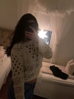 Vit stickad croppad tröja från Lindex - Säljer en vit stickad tröja från Lindex i storlek XS. Tröjan är croppad med lång ärm och har ett snyggt hålmönster som ger en cool och trendig look. Perfekt att styla med jeans eller kjol för en chill vibe.