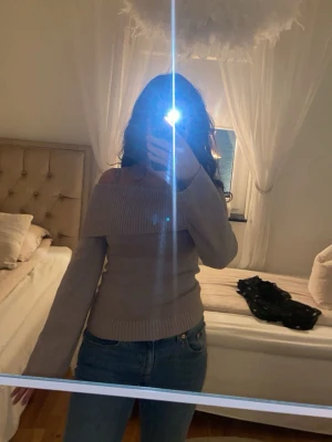 Beige offshoulder stickad tröja 157 - Säljer en beige stickad tröja från 157 i storlek XS. Tröjan har offshoulder-design med bred ribbad kant upptill och långa ärmar. Perfekt för dig som gillar en stilren och trendig look med lite extra edge.