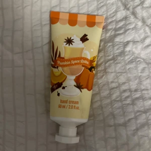 Pumpkin Spice Latte handkräm 60 ml - Söt handkräm med Pumpkin Spice Latte-doft i en krämig tub på 60 ml. Tuben har höstiga färger med illustrationer av pumpa, kanel och stjärnanis. Perfekt att ha i väskan för mjuka händer med en mysig doft.