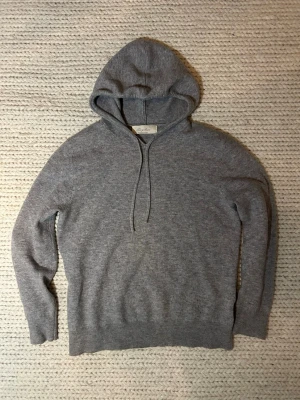 Sayless Cashmere Hoodie - Storlek XS. Jätte bra skick 9,5/10. Skickar i 1-2 dagar. Jätte bra till vintern. Fråga om du har frågor!