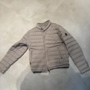 Moncler acorus giubotto jacka - Säljer en riktigt snygg och unik moncler jacka perfect för höst och vinter. Jackan är i fint skick. Storlek 3 men skulle säga att den passar mer som 2 vilket är M. Pris kan diskuteras vid snabb affär!