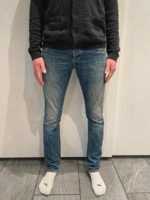 Dondup sam  - Säljer ett par sjukt feta dondups i modellen Sam, dom har en rakare passform än George. Modellen är 183cm 