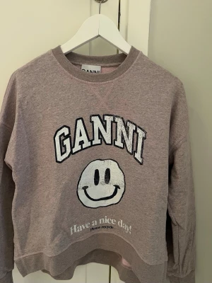 Ganni swetshirt  - Så fin Ganni tröja! Använd max 2 gånger så väldigt bra skick. Passar även Stolek S