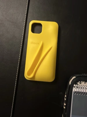 Rhode sommarskal! - Säljer detta telefonskal från Rhodes sommaredition! Helt nyskick och passar iPhone 13, box medföljer ej men kvitto kan visas som äktighetsbevis💛💛