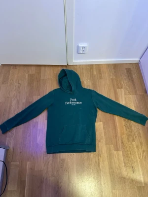 Peak performance  - Peak performance hoodie riktigt skön, mörk grön, storlek 170