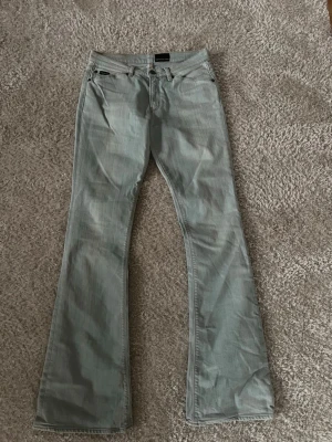 Bootcut jeans från Calvin Klein - Ljusblå bootcut Calvin Klein jeans med låg midja. Super skick!!! Midja platt: 38 cm Innerbenslängd: 83 cm 