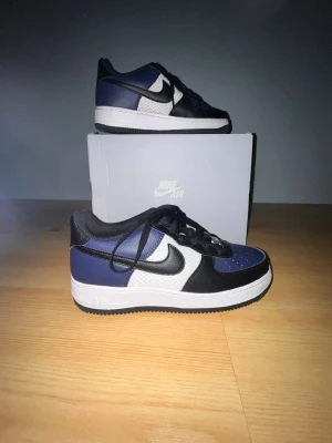 Air force 1 Blå/svarta/röda - Säljer Air force 1 GS | Stl 39 max använda 5 gånger | Köpta ifrån Zalando i jättebra skick 8,5/10 och allt på bilden ingår | ⭐️⭐️⭐️ 