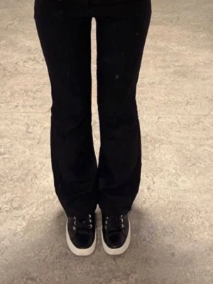 Svarta kostymbyxor - Säljer ett par svarta kostymbyxor med raka ben. Stolek 38