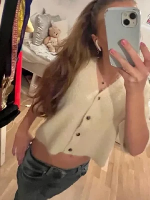 Kashmir kofta  - En super skön och fin kashmir kofta för ett riktigt bra pris! Koftan är knappt använd och i ett bra skick! Ordinarie pris 1500kr