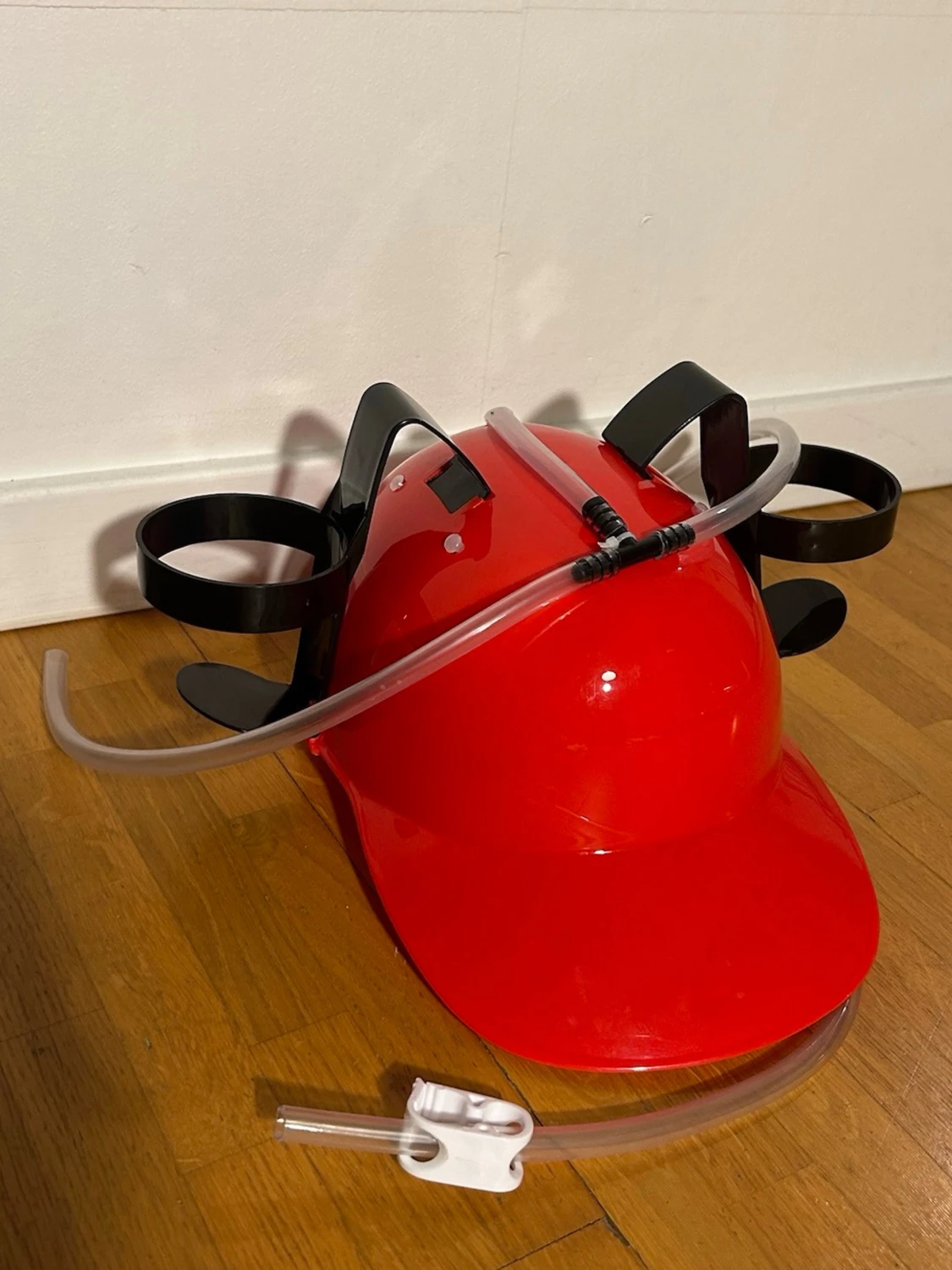 Röd öl-hjälm med sugrör