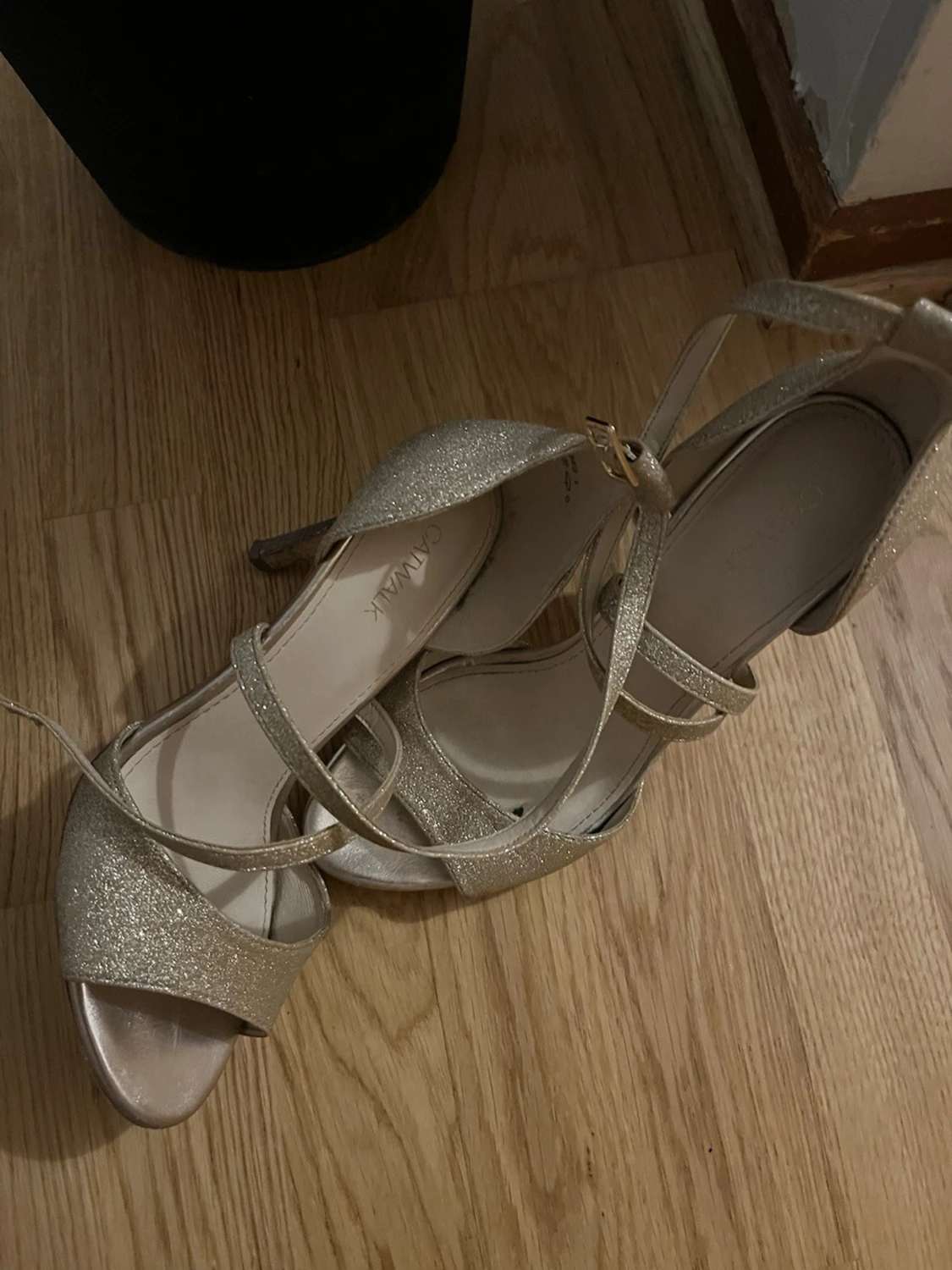 Glittriga guldiga sandaler med klack - 1