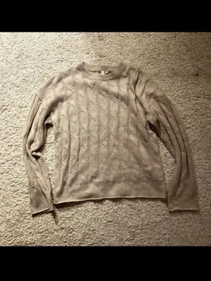 Stickad tröja - Stickad tröja i grå/vit/beige färg. Kall i färgton.