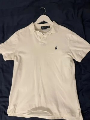 Vit pikétröja från Polo Ralph Lauren - Säljer denna snygga vita piké från Ralph lauren i storlek M och ett bra pris
