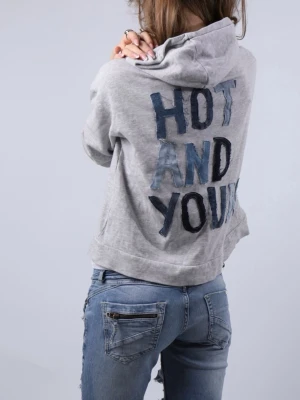Unik grå hoodie med jeans text - Otroligt fin och unik hoodie med jeans detaljer på ryggen. Texten som står på ryggen är ”HOT AND YOUNG”!!  - Storlek: M - Modellen är 175 cm för referens och bär vanligtvis XS-S!!  Hoodien är i jättebra skick och har inga defekter (vad vi märkt)!!  Vid frågor eller funderingar - tveka inte att höra av dig🪽