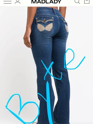 BYTE!! - Byter Madladys Taylor 01 Low Bootcut Jeans! Jag har storlek 38 X-Tall i alla färger och är ute efter 36 X-Tall. Kontakta mig om du är intresserad av att byta någon/några av färgerna! Det är lätt slitage nertill på mina, annars toppenbra skick!💕