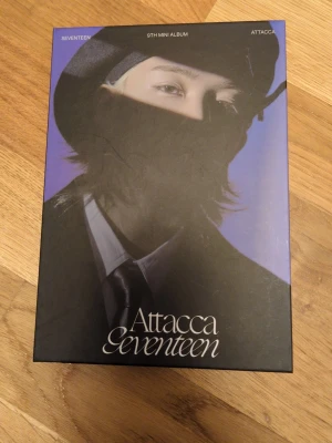 SEVENTEEN - Attacca (JEONGHAN Carat Ver.) - Allt inkluderat ( CD, Lyricbook, 4 Random pcs, cirka 30 Jeonghan conceptphotos)  Albumet är som en photocard-binder! 💜