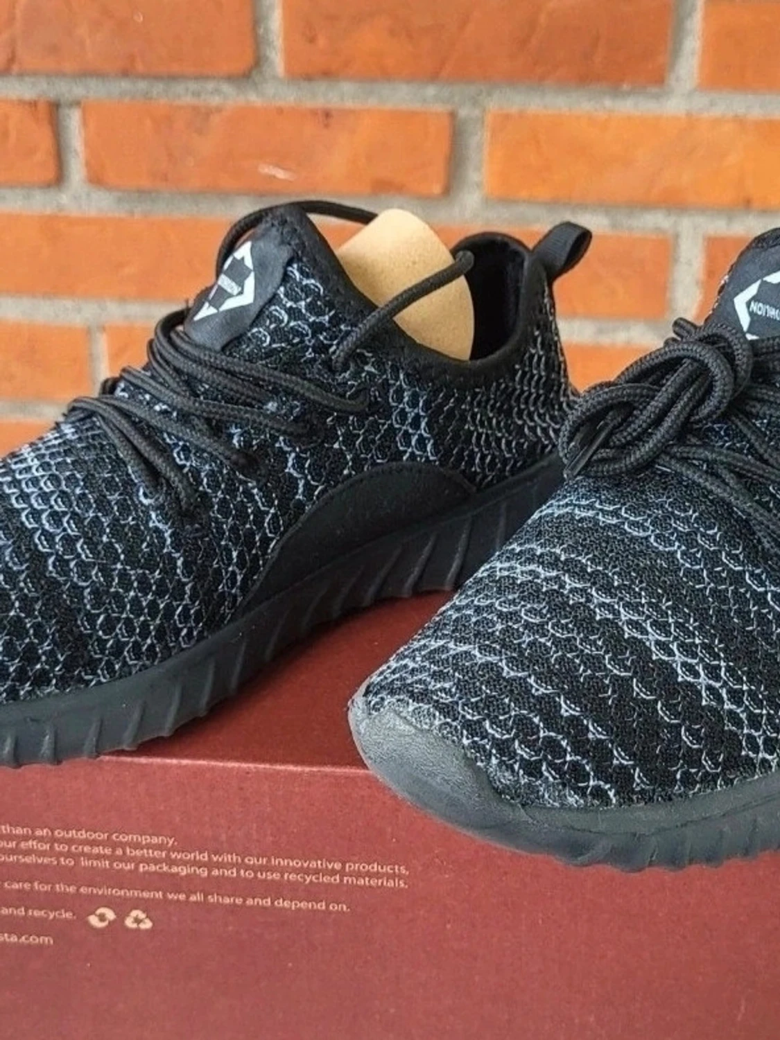 Svarta sneakers från NoDalion strl 36