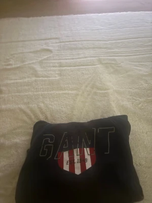 Gant hoddie  - Blå gant hoddie är i bra skick men en del av loggan har gnuggas bort 