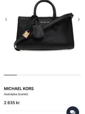 Helt ny väska från Michael Kors (Scarlett bag) - Säljer en super snygg oandvänd svart Michael Kors väska i modellen (Scarlett) med guldfärgade detaljer. Väskan har både handtag och justerbar axelrem, med ett dekorativt hänglås och nyckel. Perfekt väska med  en stilrena design som passar i alla tillfällen. Då jag råkade klicka hem 2 st likadana väskor står ena fortfarande helt oandvänd och inte helt öppnad än. Hör av dig vid minsta fundering😚🌸 Pris kan diskuteras 