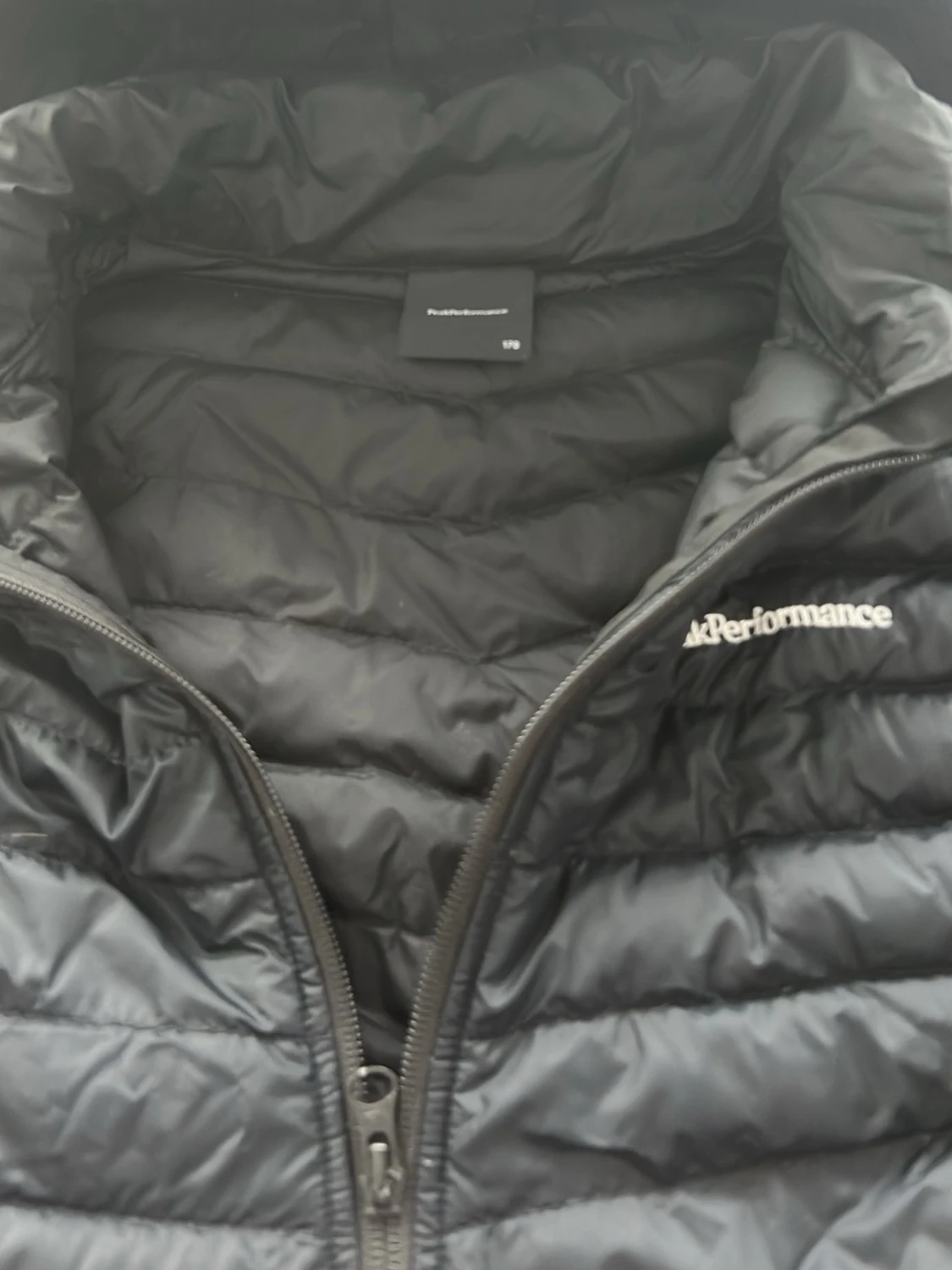 Svart dunjacka Peak Performance - 1