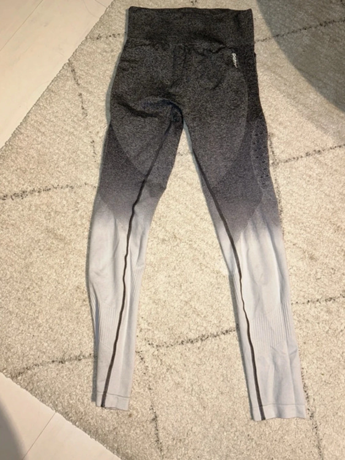 Grå-svarta seamless leggings från Carpatree