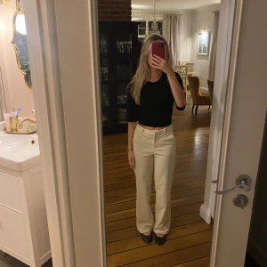 Beiga kostymbyxor  - Beiga kostymbyxor från Vero Moda, Jätteskönt stretchigt material. Lite för långa för mig som är 155cm. De har använts ett par fåtal gånger. Ordinarie pris är 450kr och mitt pris kan diskuteras:)