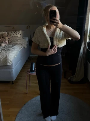 Kort cremevit bolero - Såå snygg, supermjuk och fluffig cremevit bolero!!