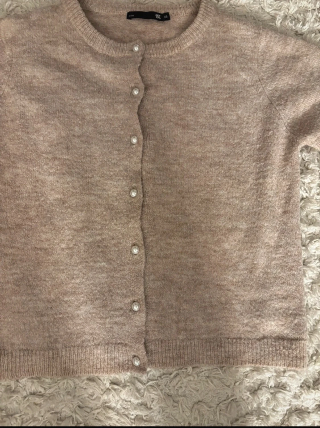Beige stickad kofta med pärlknappar - 1