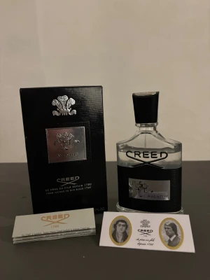 Creed Aventus 100ml parfym - Lyxig och ikonisk parfym från Creed, Aventus. Flaskan rymmer 100 ml (3.3 fl oz). Snygg design och exklusiv känsla – perfekt för dig som vill sticka ut med stil.