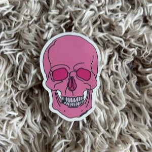 Rosa döskalle klistermärke - Oanvänt klistermärke