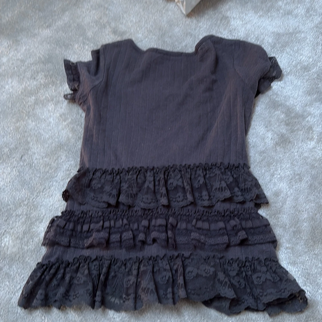 Svart blus med spetsvolanger - 1