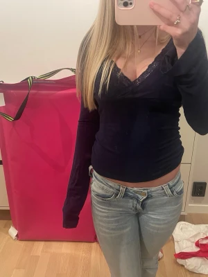 Marinblå topp från Nelly - Säljer den här tröjan från Nelly då den är lite för stor och inte kommmer till användning. 💞 Använd några få gånger bara 