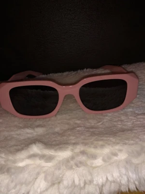 Prada Glasögon  - Rosa Prada-glasögon 💖 för en chic look! Perfekta accessoaren som sticker ut. 😎 Sola med stil! ✨ säkra din nu!
