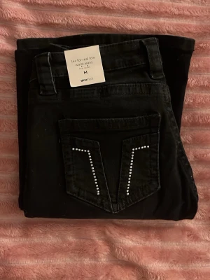 Svarta low waist jeans med pärldetaljer 🖤 - Svarta jeans från Gina Tricot i modellen 'for real low waist jeans'. De har låg midja och baktill finns snygga pärldetaljer på fickorna som ger extra edge! 😍Endast provade därav priset, säljer då jag köpte i fel storlek ❣️