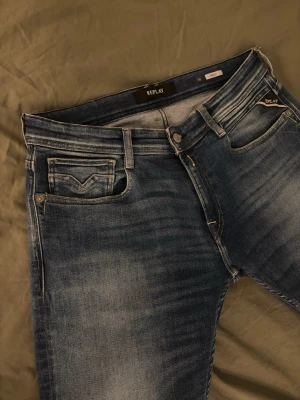 Replay blåa 30W - Säljer ett par Replay jeans i färgen blå. Dom har inga hål eller andra defekter. Storlek 30W modell: Rocco
