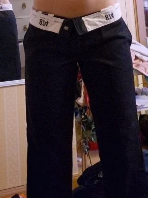 Dickies 874 byxor - Svarta dickies 874 original fit byxor i fint skick. Raka ben och låg midja, använda få gånger och köpta i nyskick. Storlek W29 L30, passar mig som är 168 cm och har storlek S i byxor.💓