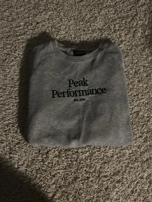 Grå tröja Peak Performance - Grå sweatshirt från Peak performance.  Inte använt den många gånger och inga hål eller slit märken.