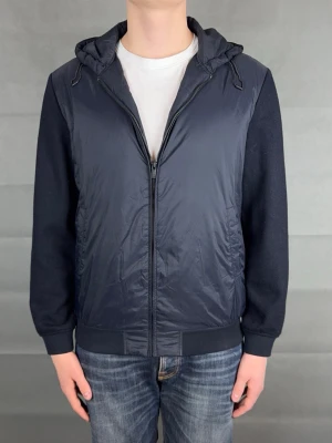 Massimo dutti cardigan - Massimo dutti vindjacka/cardigan | Storlek: L,  passar M | Mycket bra skick | Modellen är 183 och väger ca 70 kg | Hör gärna av dig vid frågor och funderingar! 🤗