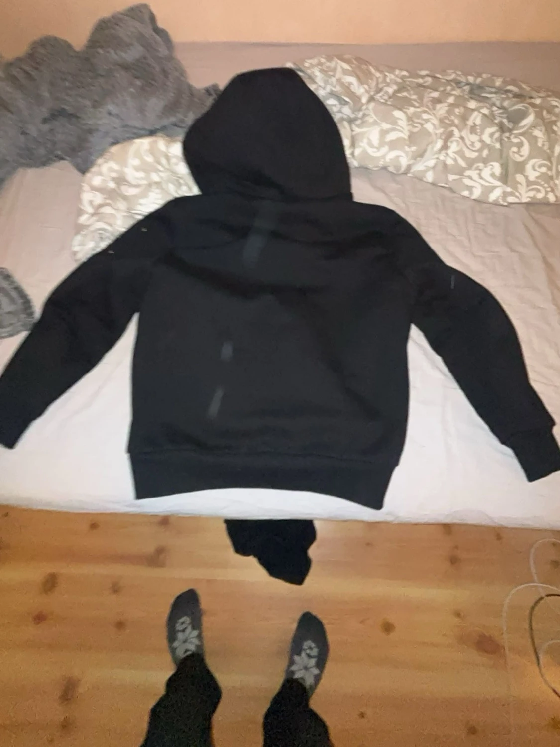 Svart vindjacka med vit huva - 1