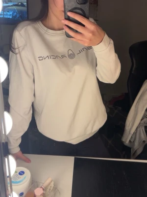 Tröja från Sail Racing - Vit sweatshirt med rund hals och tryckt logga från Sail Racing, fått det av en vän men aldrig använt själv