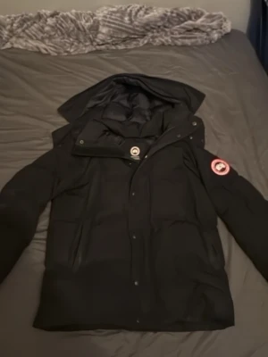 svart Canada Goose jacka - bra skicka förrutom att saken man hänger den me har gått av me inget man märker