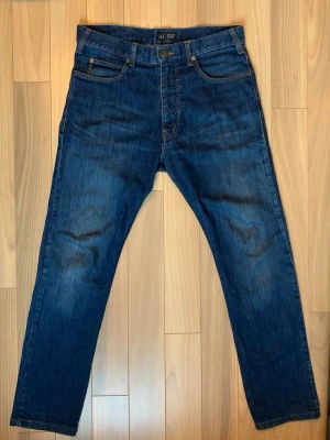 Armani jeans - Säljer dessa Armani jeans som knappt är använda då dom inte kommer till användning.